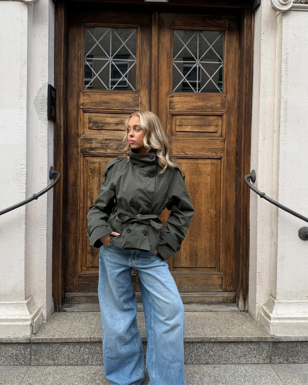 Krótki płaszcz trenczowy