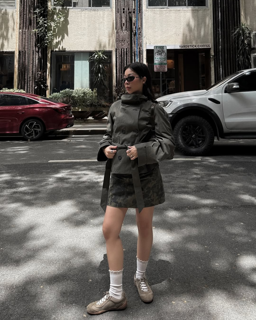 Krótki płaszcz trenczowy